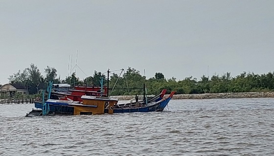 Proses penenggelaman kapal pencuri ikan oleh Kejari Dumai